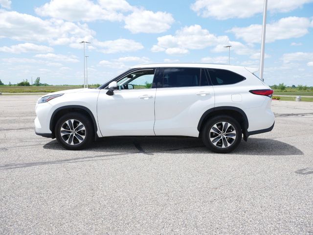 Used 2021 Toyota Highlander XLE with VIN 5TDGZRBH1MS551763 for sale in Willmar, Minnesota
