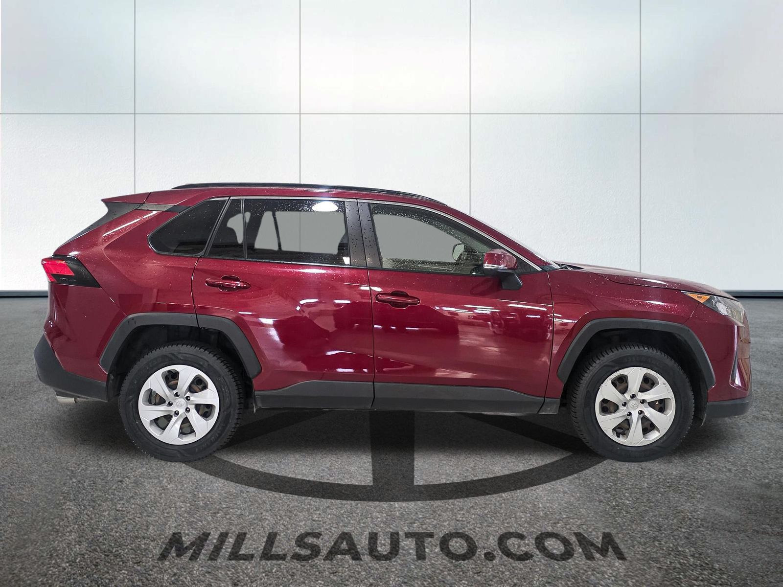 2019 Toyota RAV4 LE - Photo 9