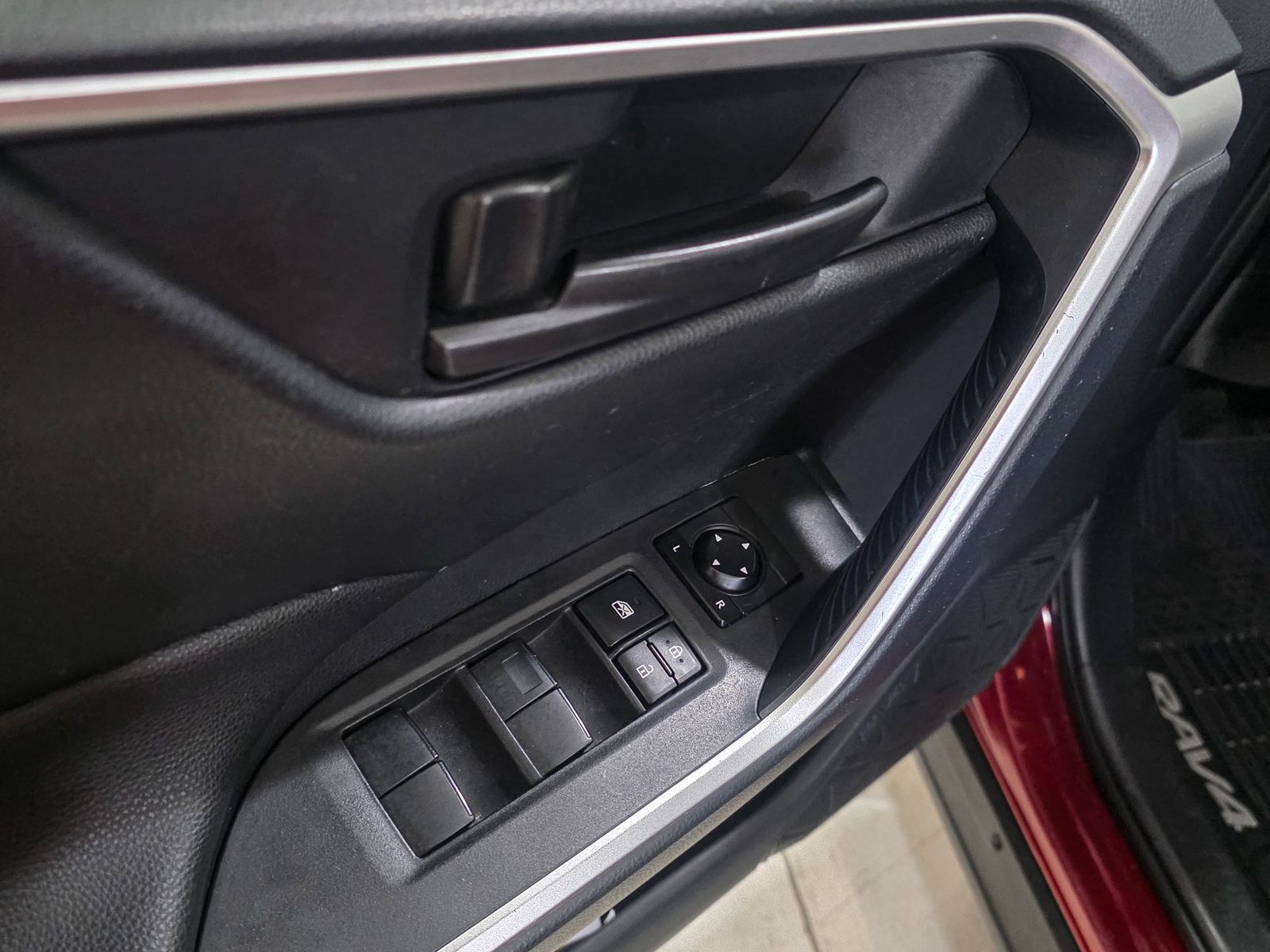 2019 Toyota RAV4 LE - Photo 18