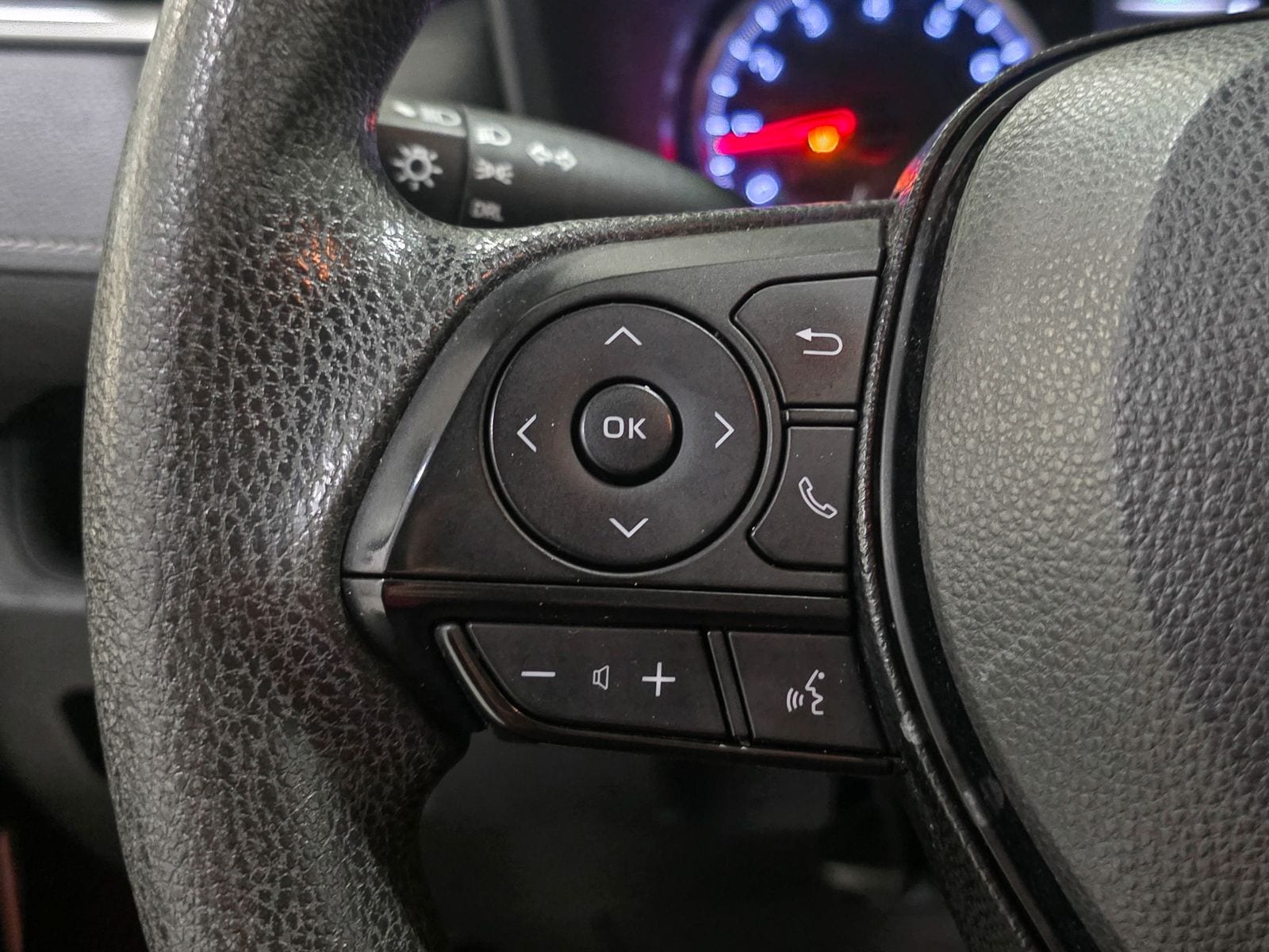 2019 Toyota RAV4 LE - Photo 31