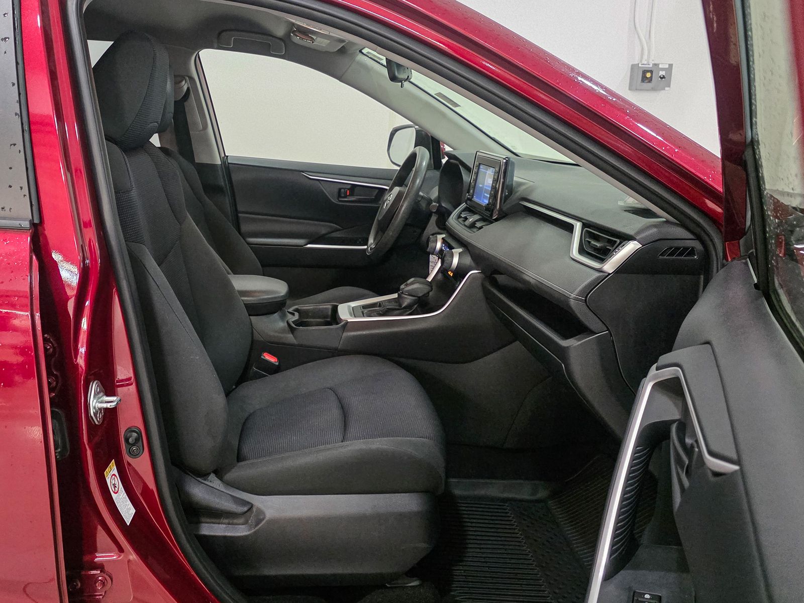 2019 Toyota RAV4 LE - Photo 20