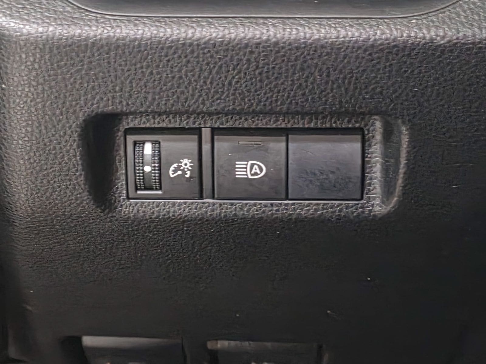 2019 Toyota RAV4 LE - Photo 24