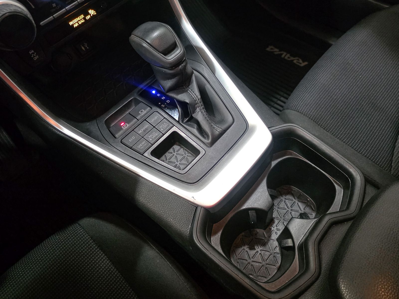 2019 Toyota RAV4 LE - Photo 25