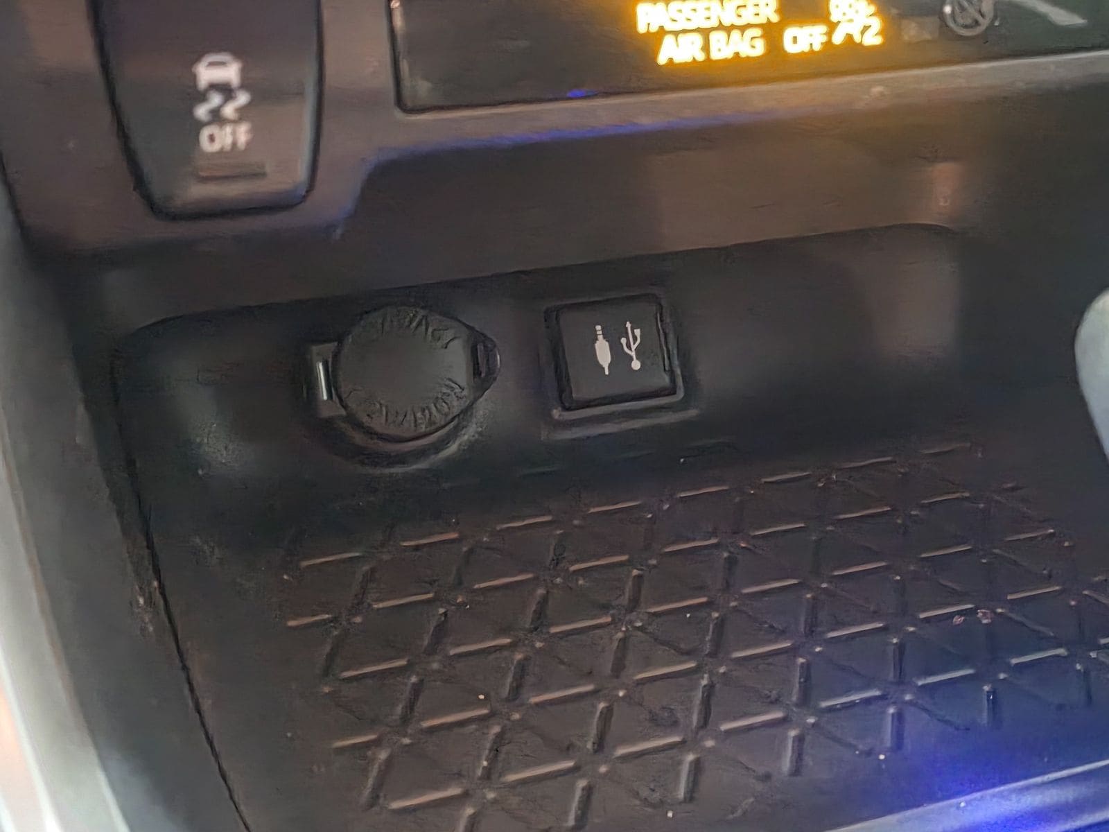 2019 Toyota RAV4 LE - Photo 26