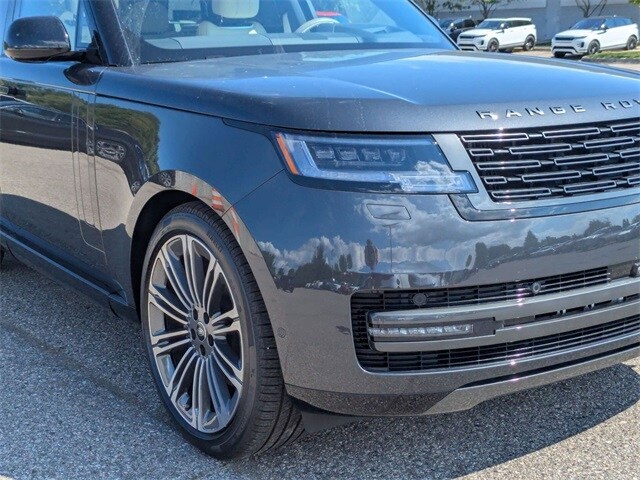 2025 Land Rover Range Rover SE photo 3