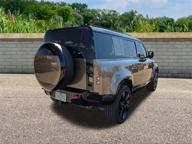 2025 Land Rover Defender 110 photo 4