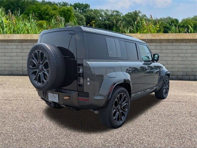 2025 Land Rover Defender 110 photo 4