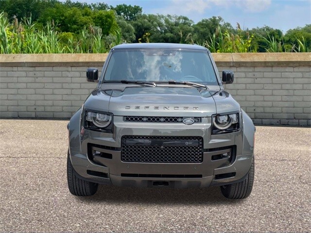 2025 Land Rover Defender 110 photo 2