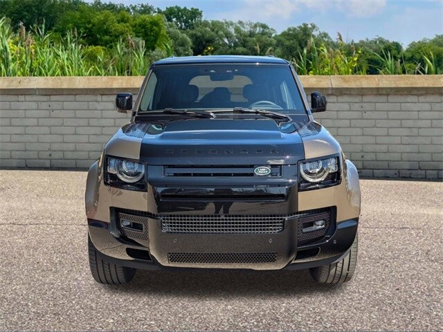 2025 Land Rover Defender 110 photo 2