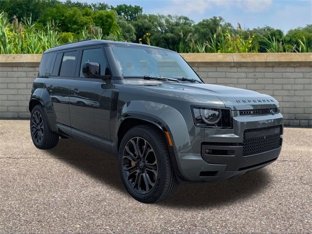 2025 Land Rover Defender 110 photo 3