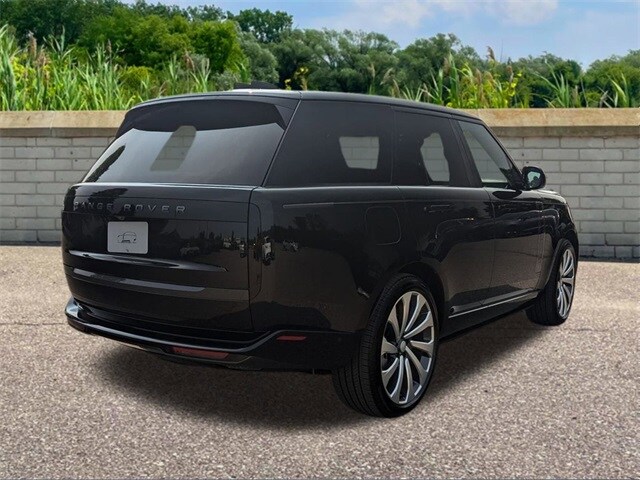 2025 Land Rover Range Rover SE photo 4