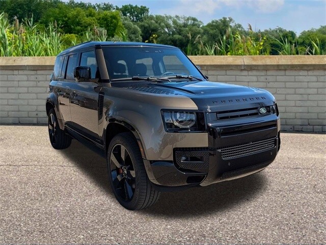 2025 Land Rover Defender 110 photo 3