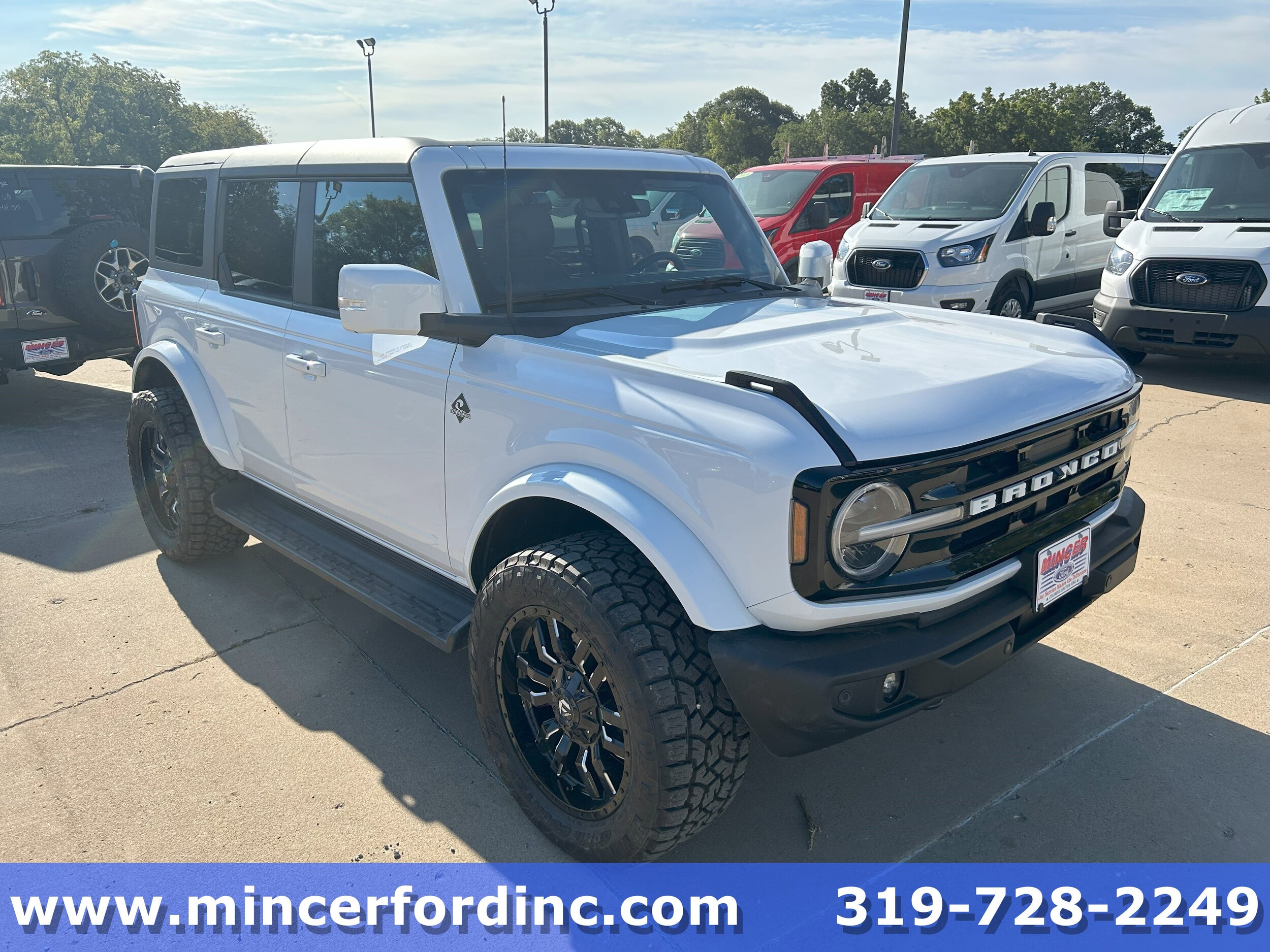 2025 Ford Bronco Outer Banks photo 3