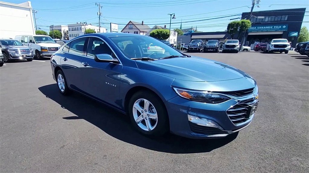 2024 Chevrolet Malibu 1LT photo 2