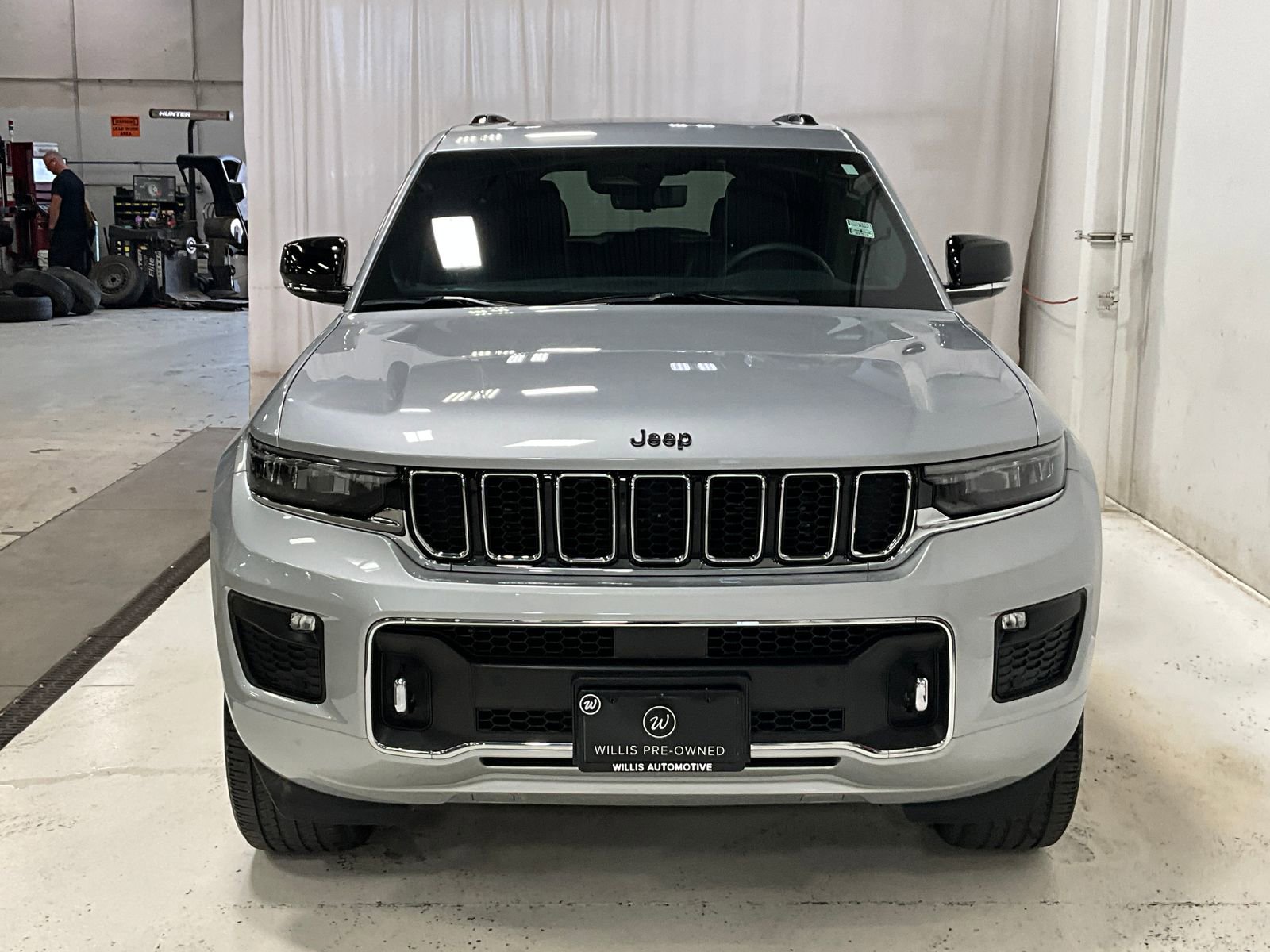 2023 Jeep Grand Cherokee Overland photo 2