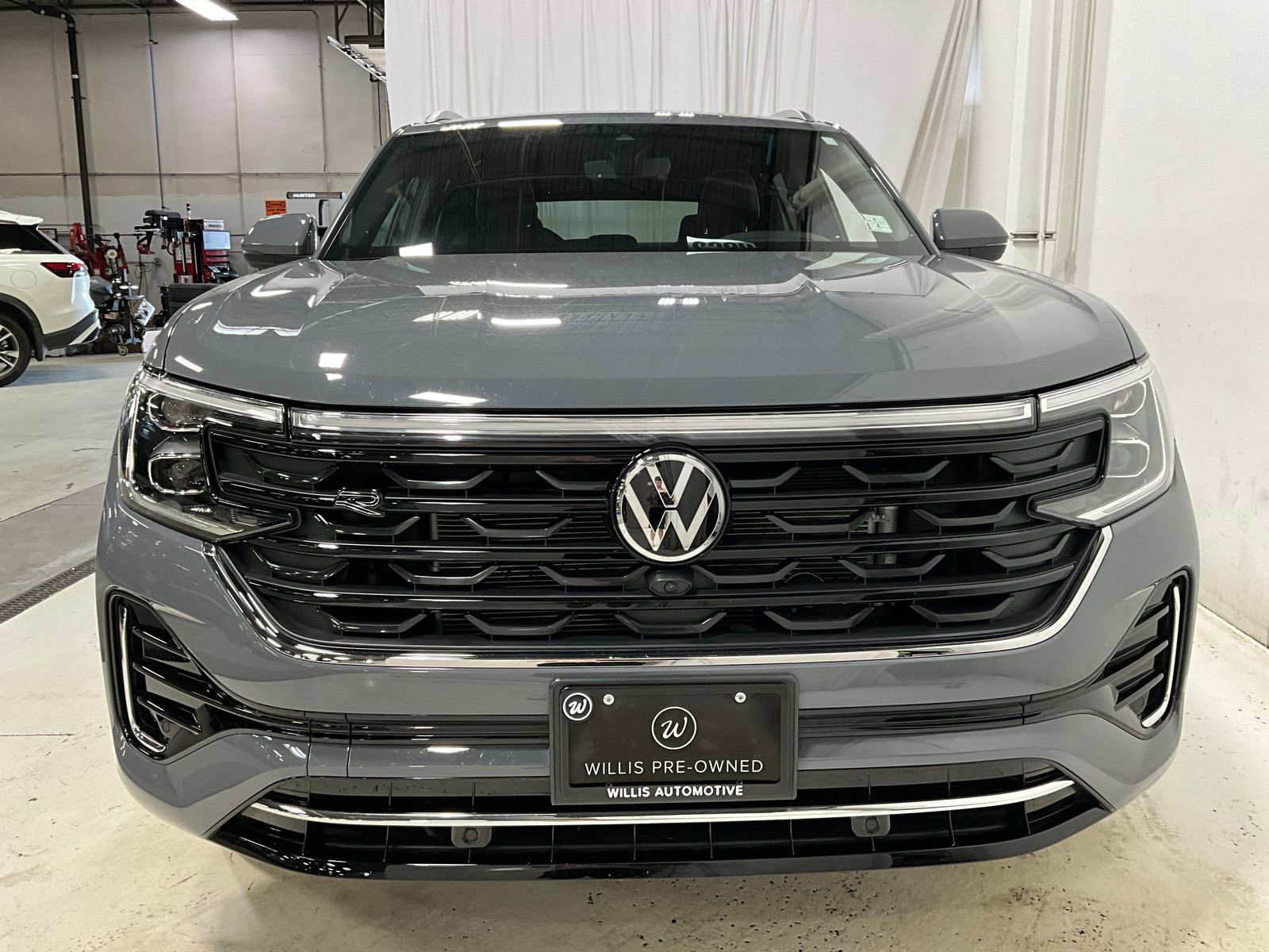 2025 Volkswagen Atlas Cross Sport SEL Premium R-Line photo 2