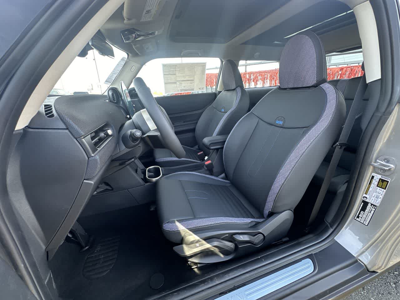 2025 Mini Cooper 2 Door Hardtop Signature photo 2