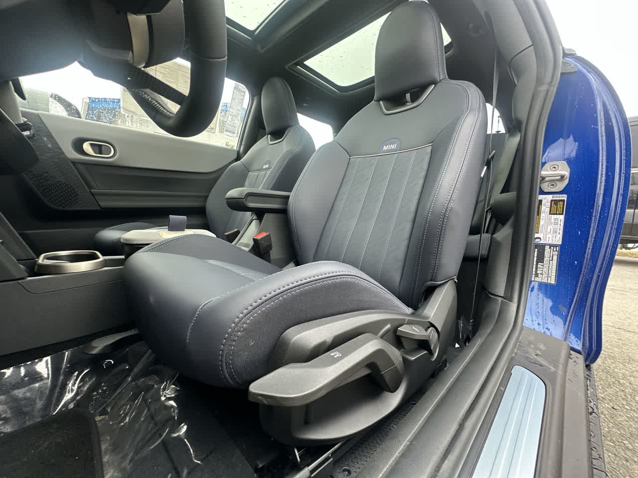 2025 Mini Cooper 2 Door Hardtop Signature photo 4