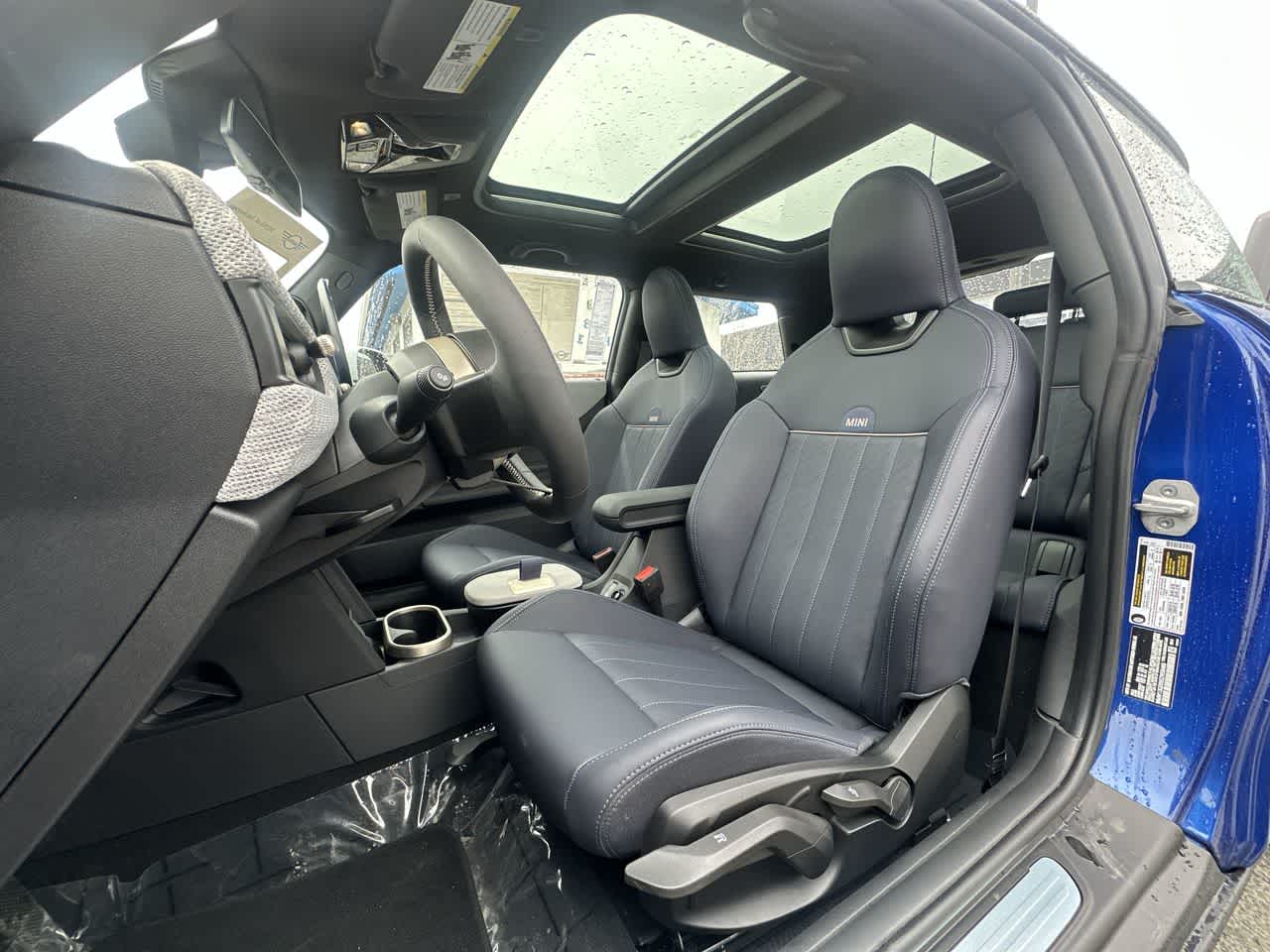 2025 Mini Cooper 2 Door Hardtop Signature photo 2