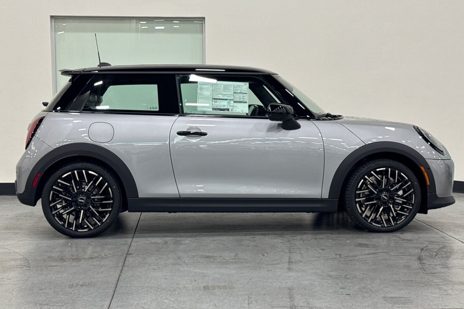 2025 Mini Cooper 2 Door Hardtop Iconic photo 4
