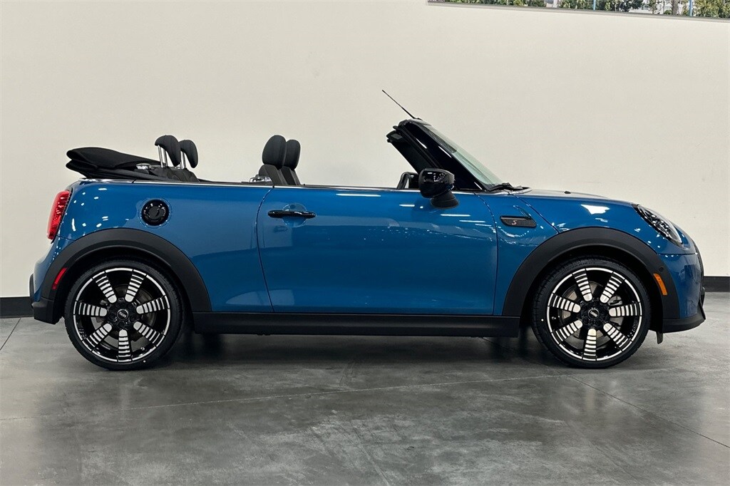 2023 Mini Cooper S Iconic photo 3