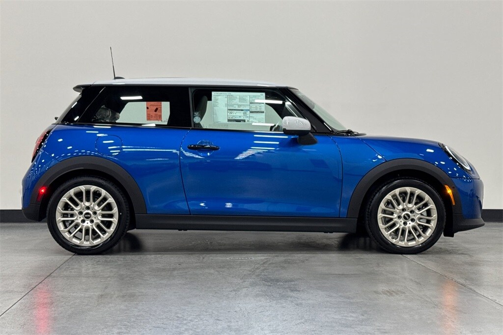 2025 Mini Cooper 2 Door Hardtop Iconic photo 4