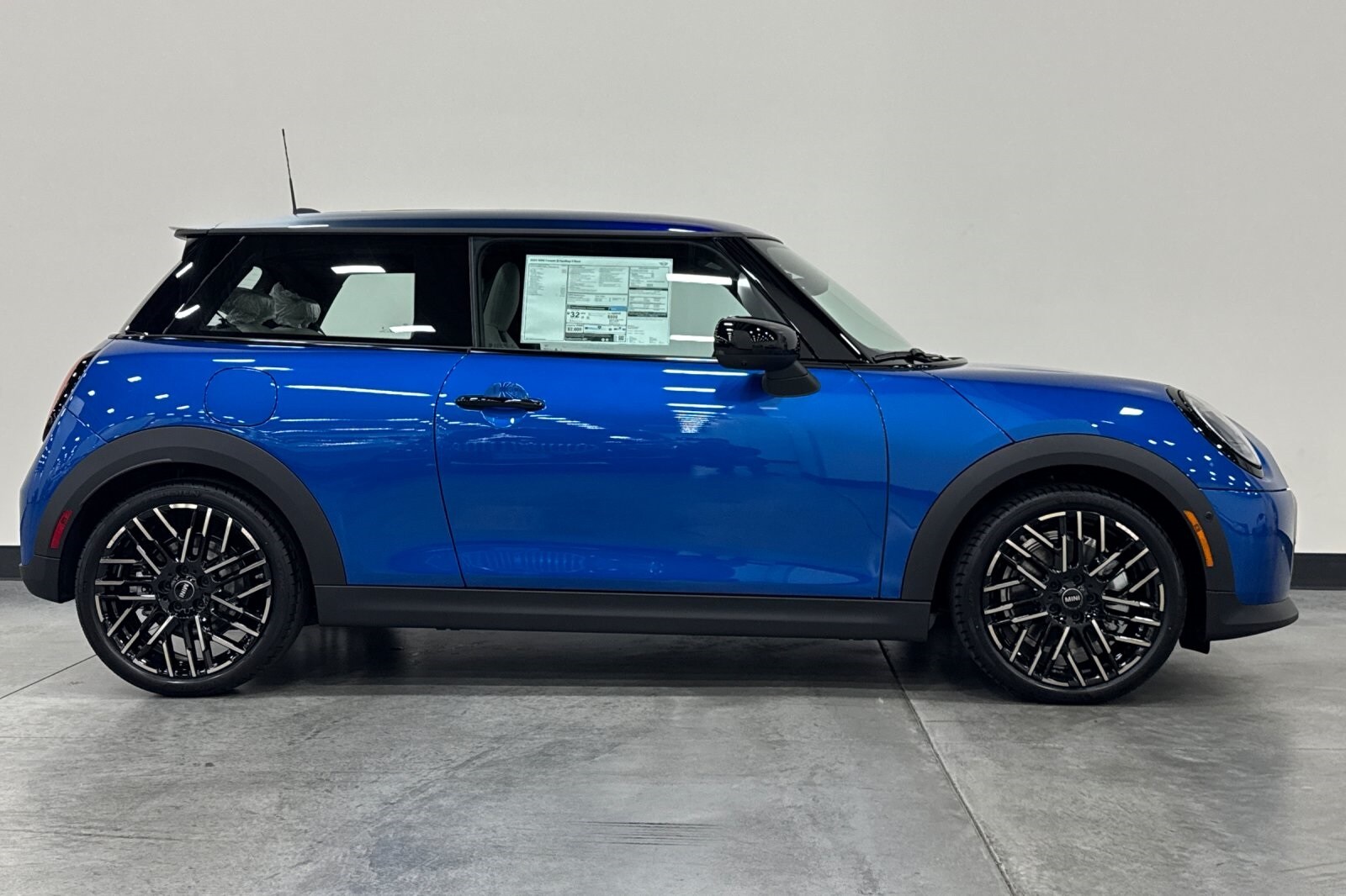 2025 Mini Cooper 2 Door Hardtop Iconic photo 4