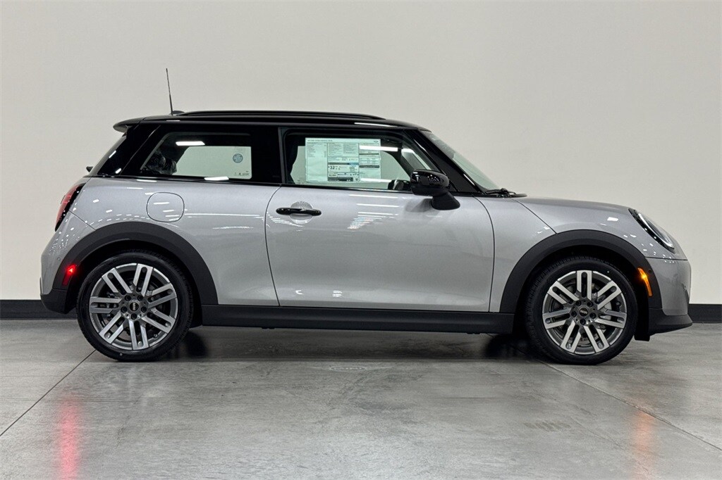 2025 Mini Cooper 2 Door Hardtop Signature photo 4