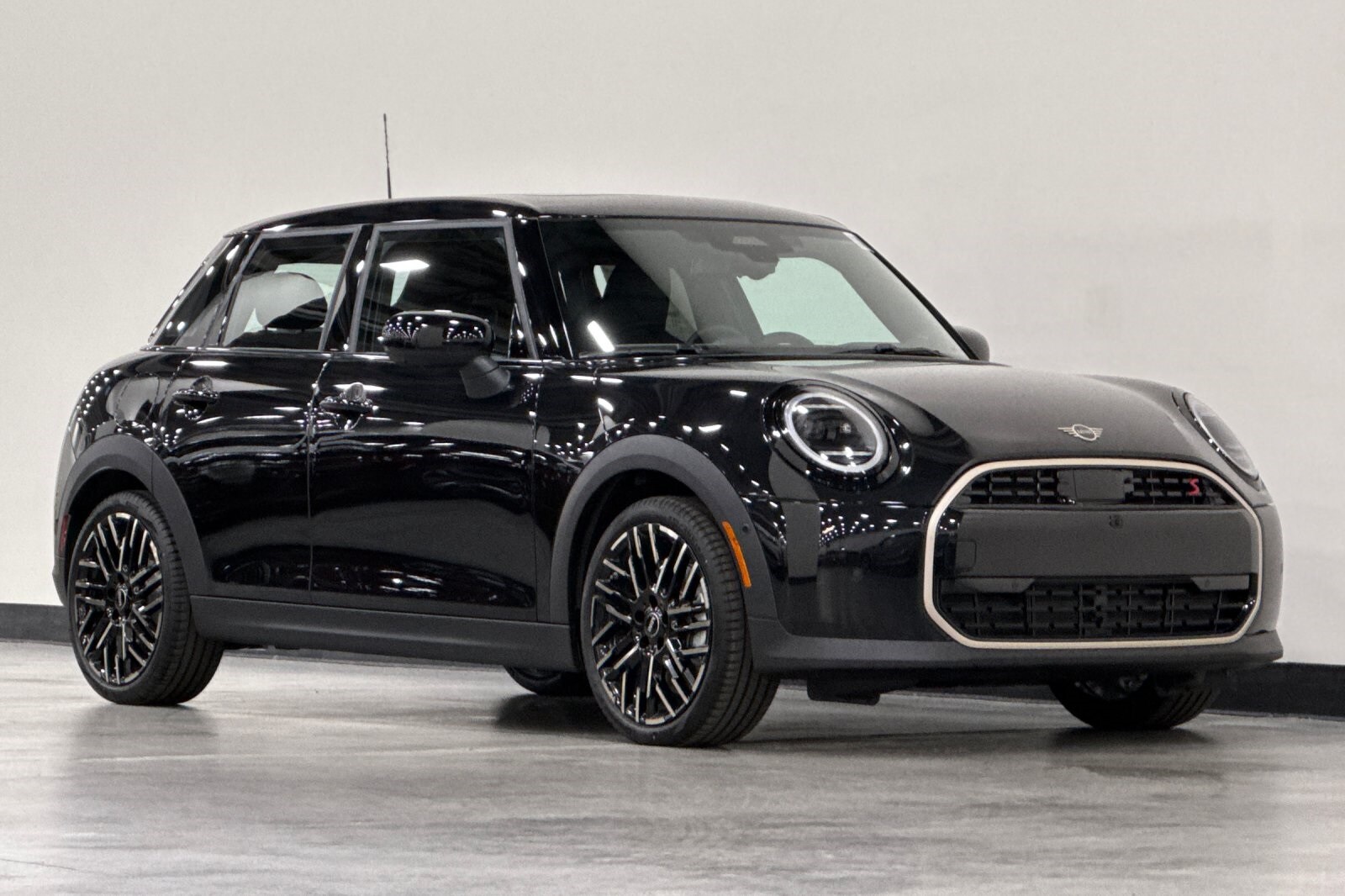 2025 Mini Cooper 4 Door Hardtop Iconic photo 2