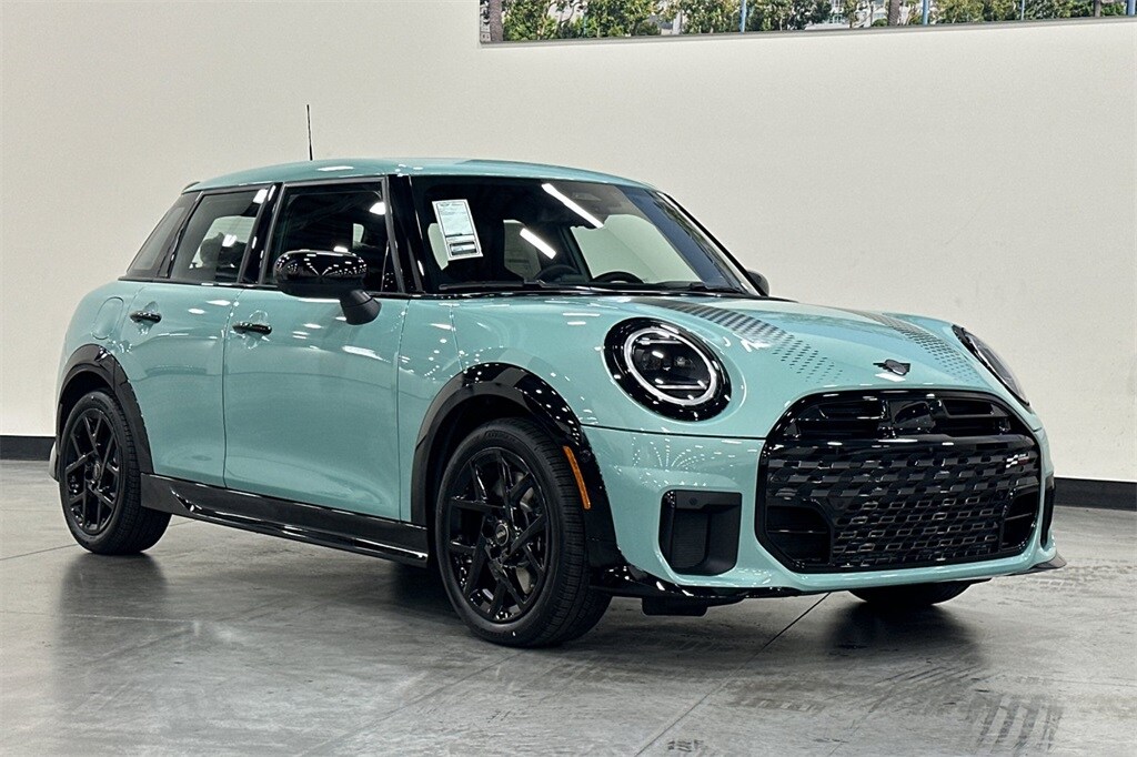 2026 Mini Cooper 4 Door Hardtop Iconic photo 2