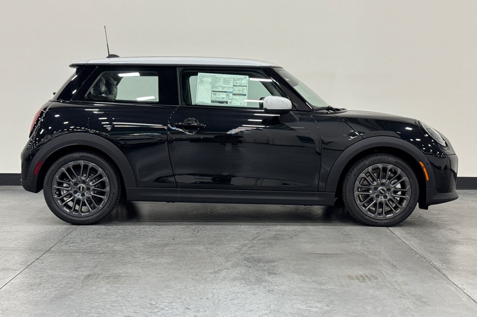 2025 Mini Cooper 2 Door Hardtop Signature photo 4