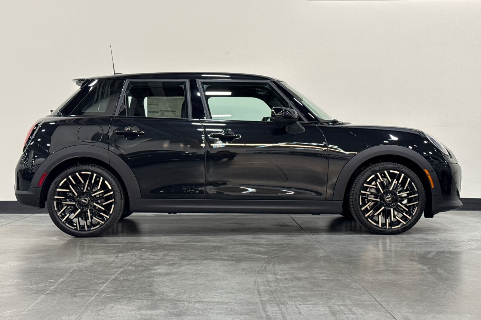 2025 Mini Cooper 4 Door Hardtop Iconic photo 4