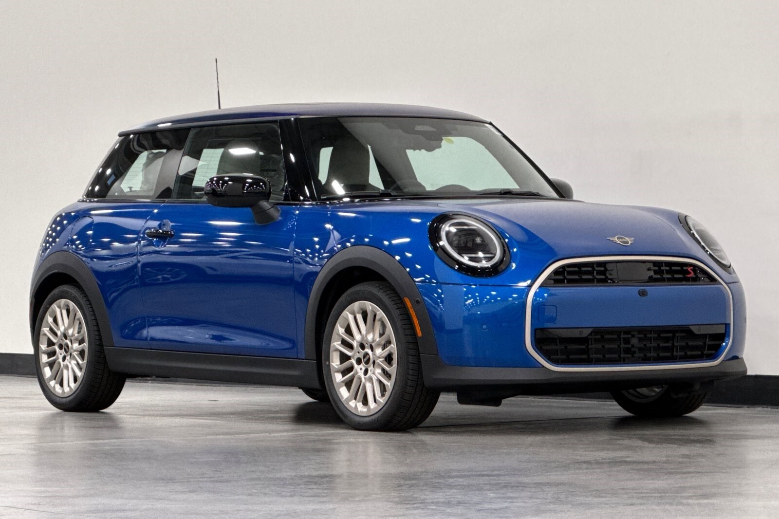 2025 Mini Cooper 2 Door Hardtop Iconic photo 2