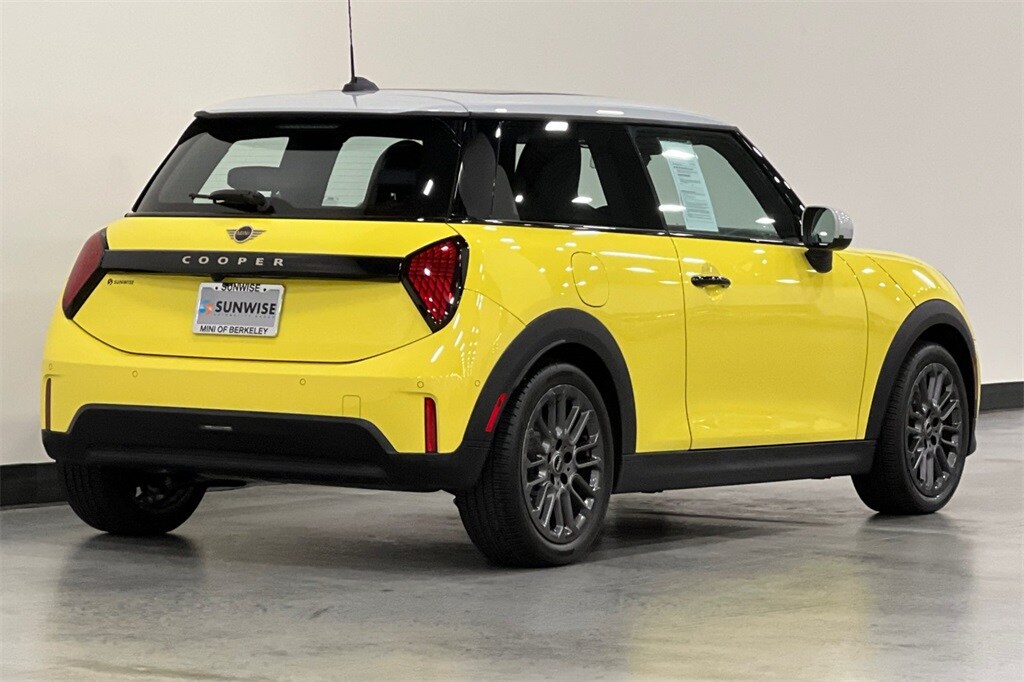 2025 Mini Cooper 2 Door Hardtop Signature photo 2