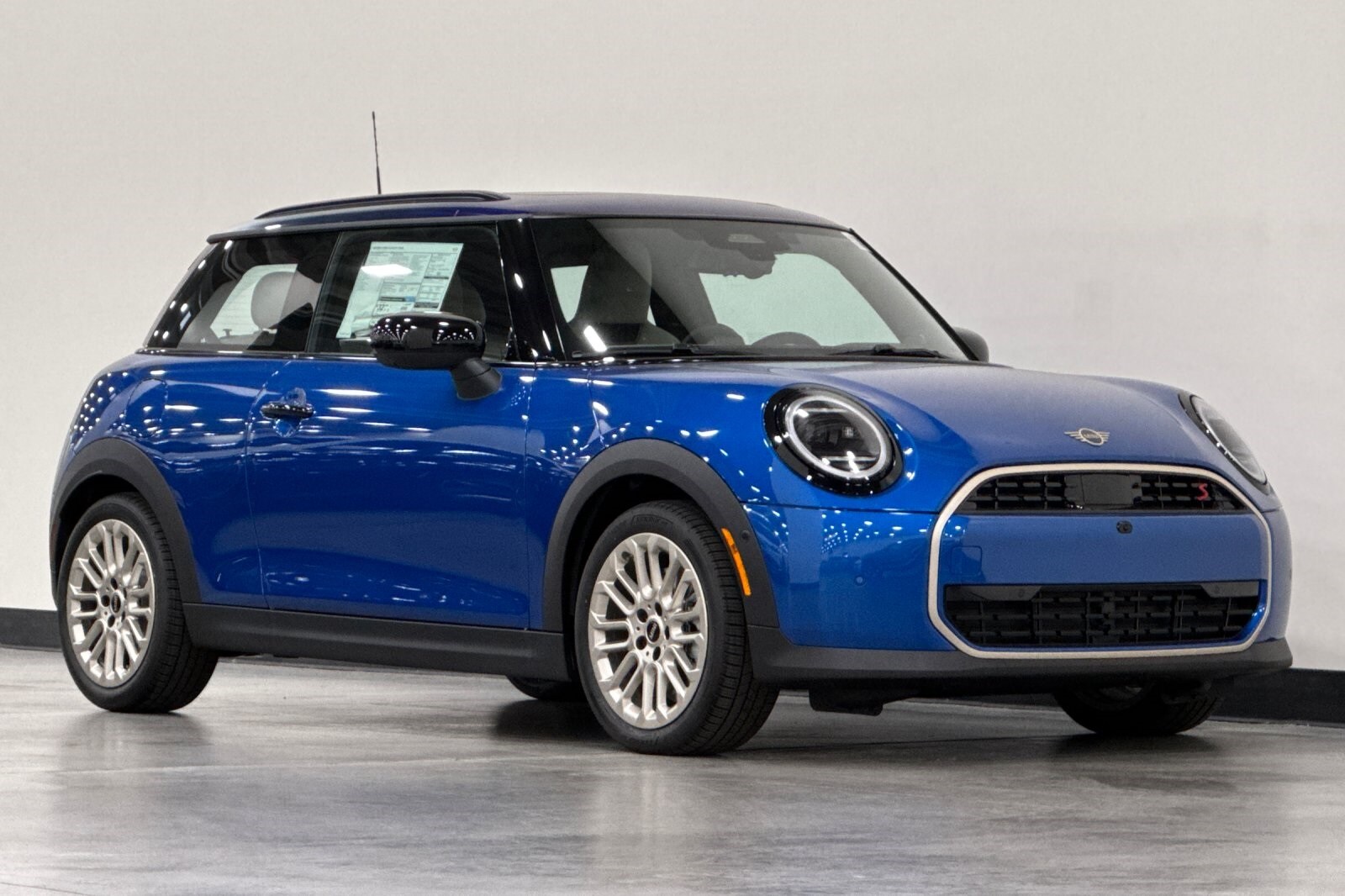 2025 Mini Cooper 2 Door Hardtop Iconic photo 2
