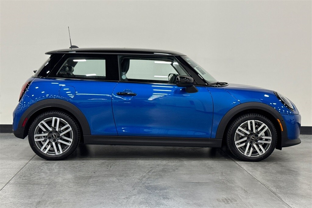 2025 Mini Cooper 2 Door Hardtop Signature photo 4