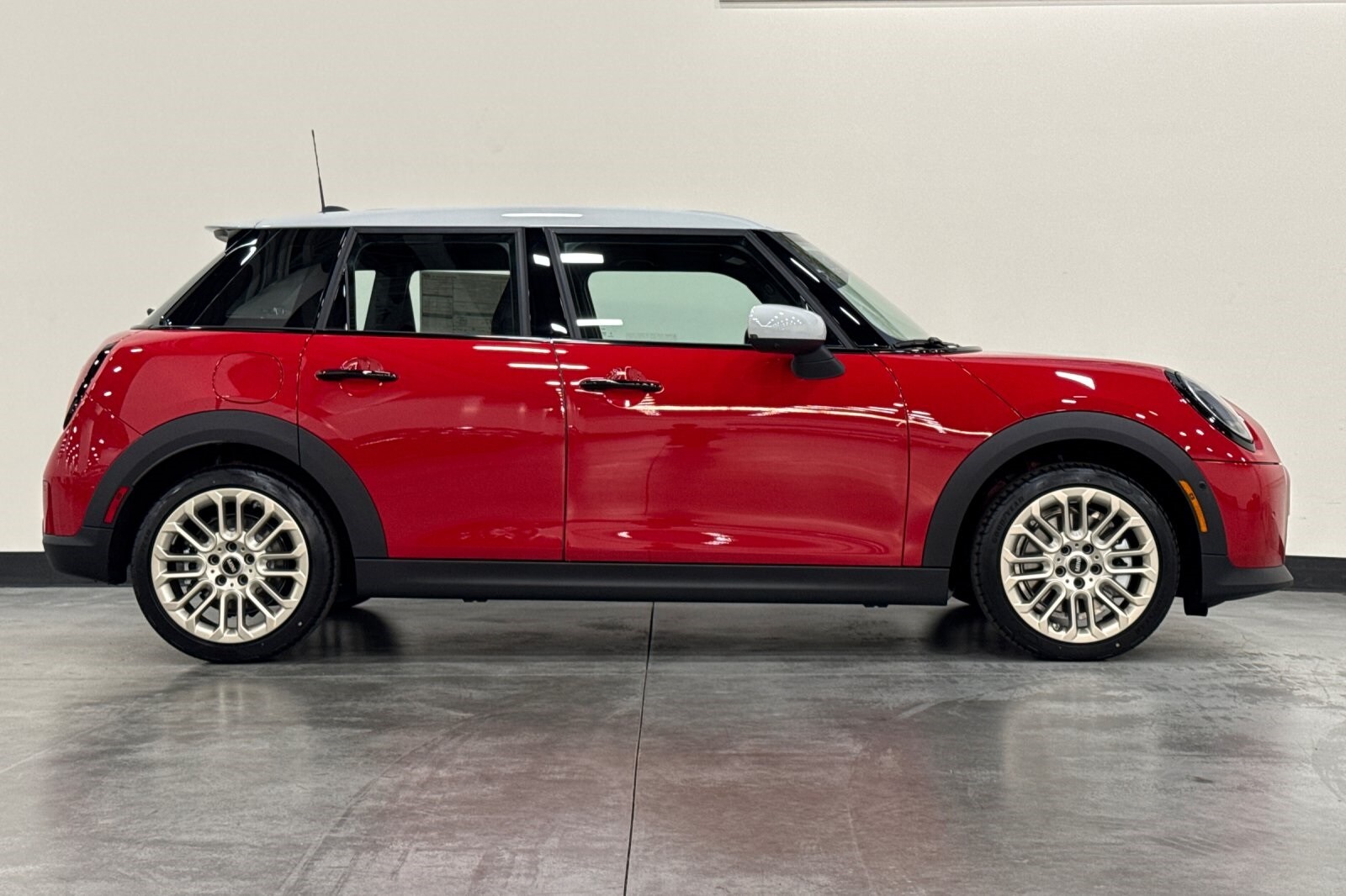 2025 Mini Cooper 4 Door Hardtop Iconic photo 4