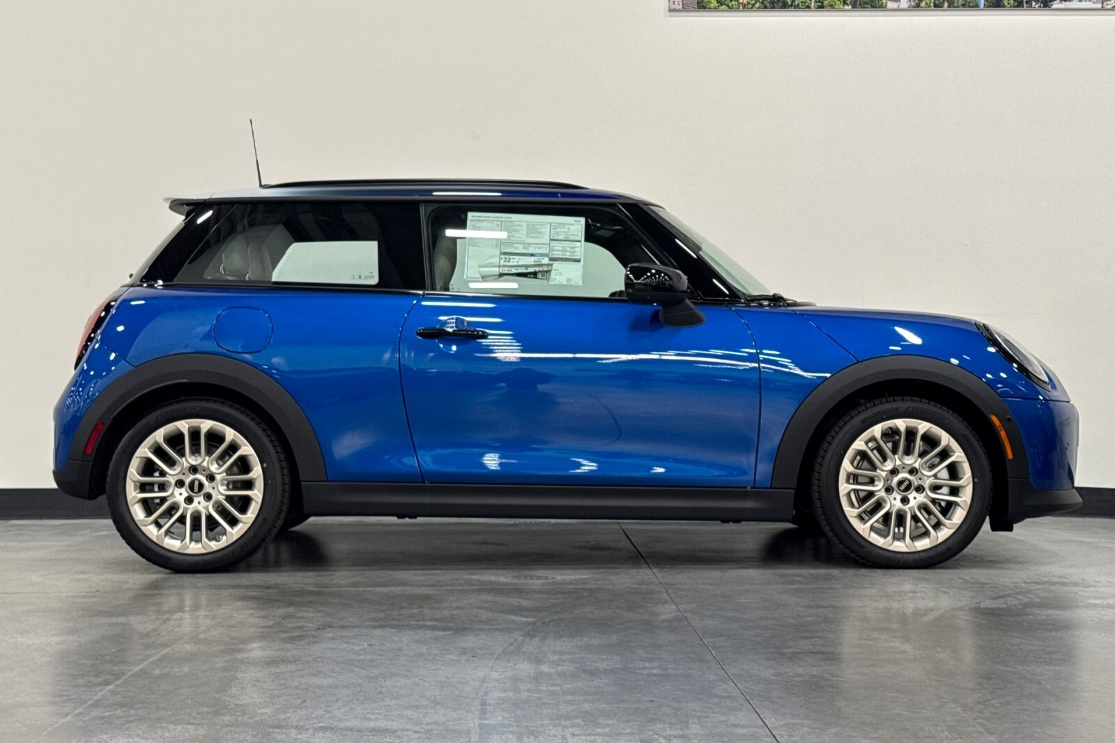 2025 Mini Cooper 2 Door Hardtop Iconic photo 4
