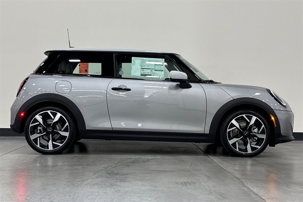 2025 Mini Cooper 2 Door Hardtop Signature photo 4