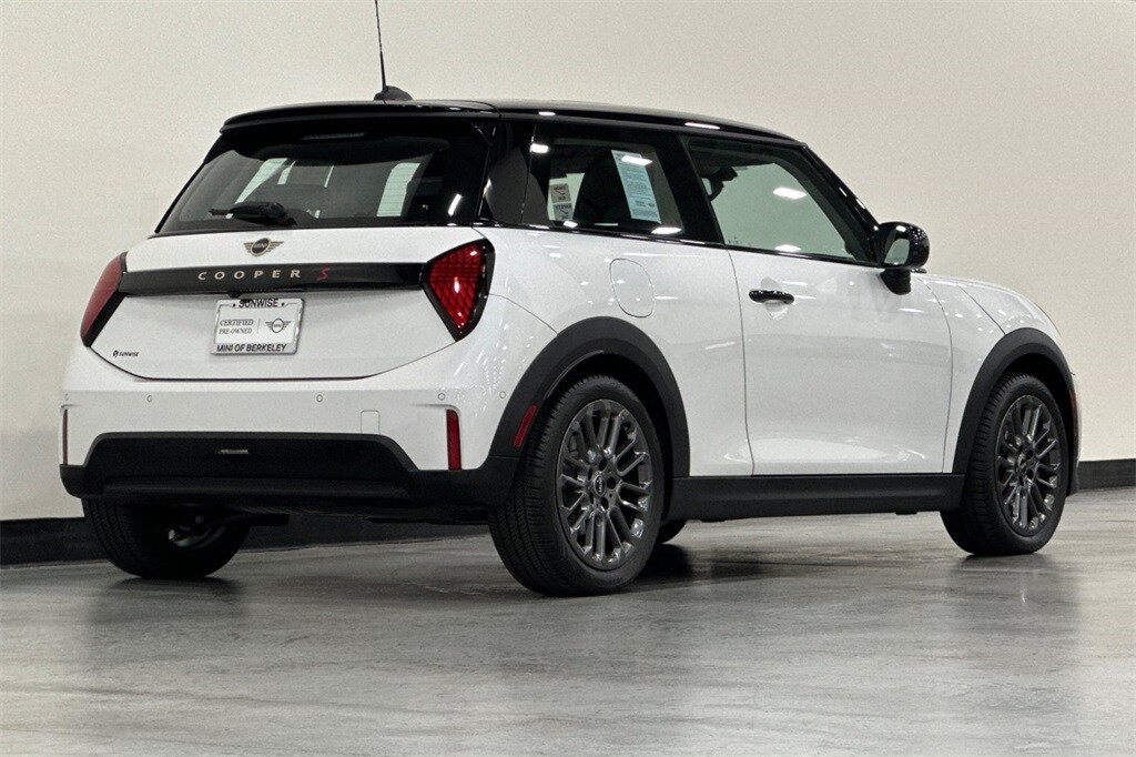 2025 Mini Cooper 2 Door Hardtop Signature photo 2