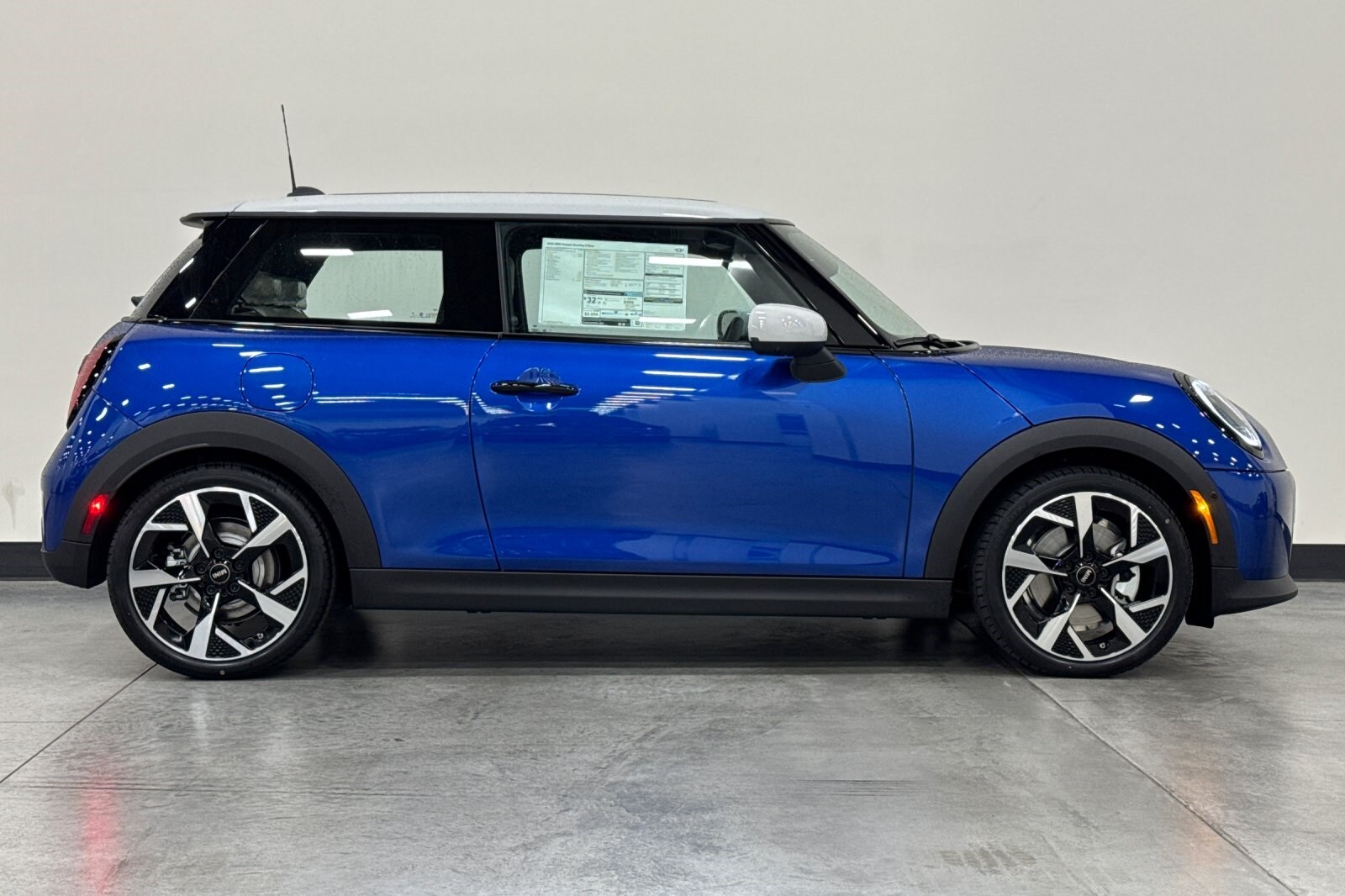 2025 Mini Cooper 2 Door Hardtop Iconic photo 4
