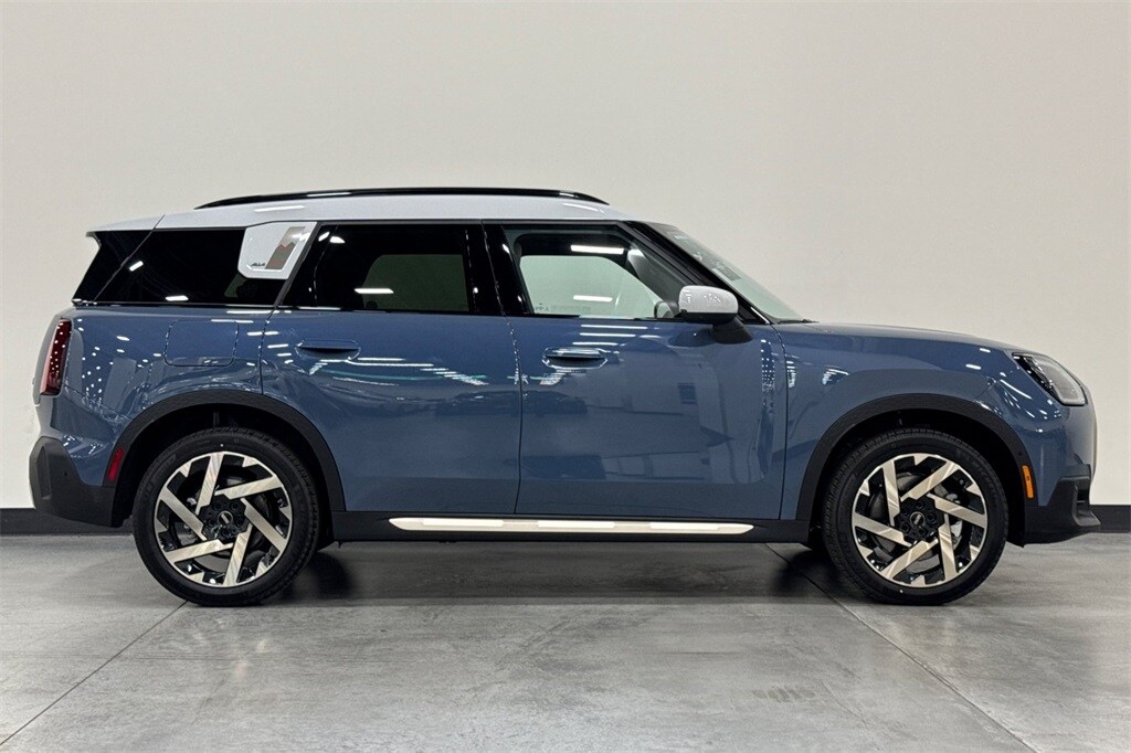 2025 Mini Countryman Iconic photo 4