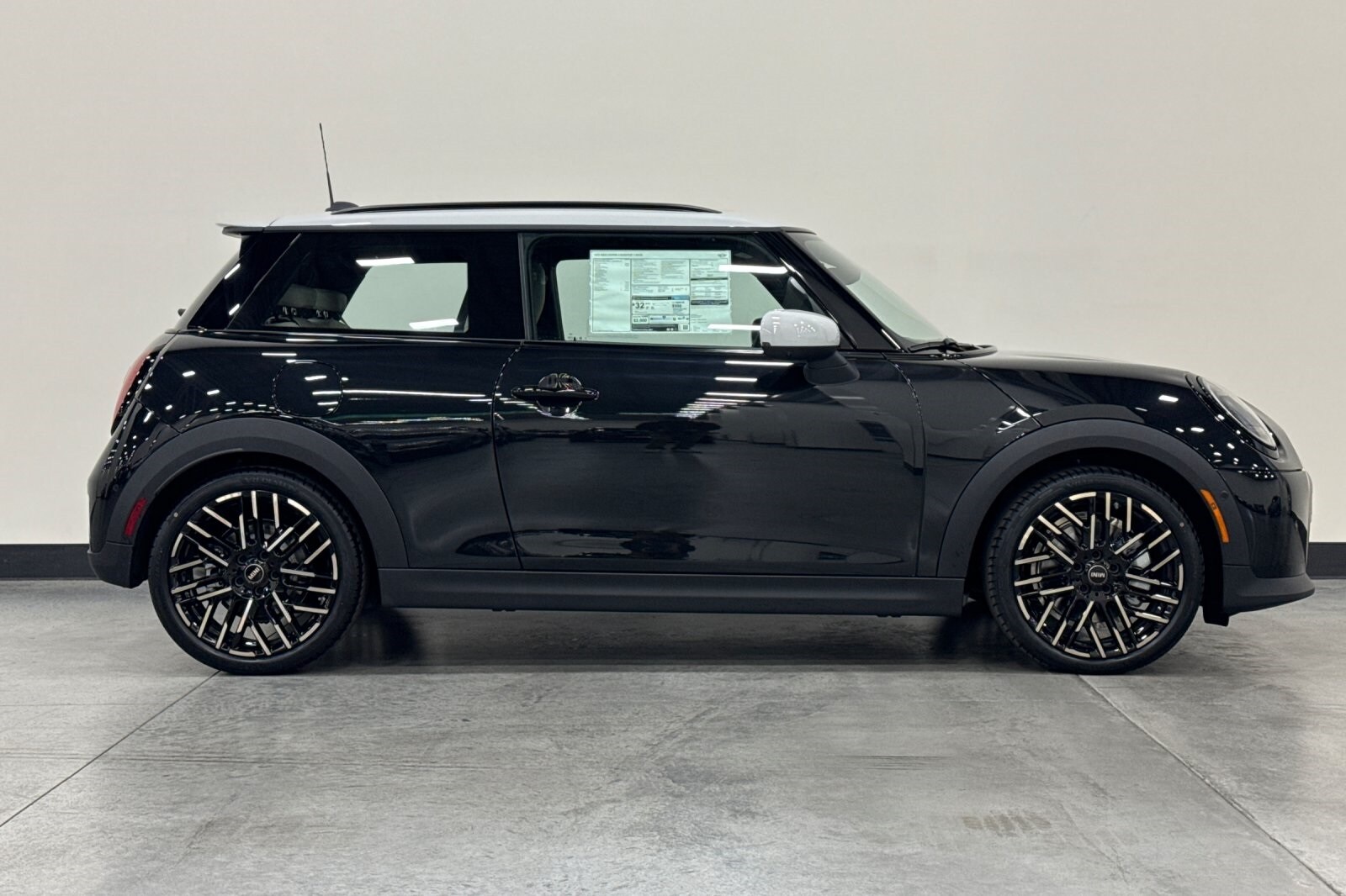 2025 Mini Cooper 2 Door Hardtop Iconic photo 4
