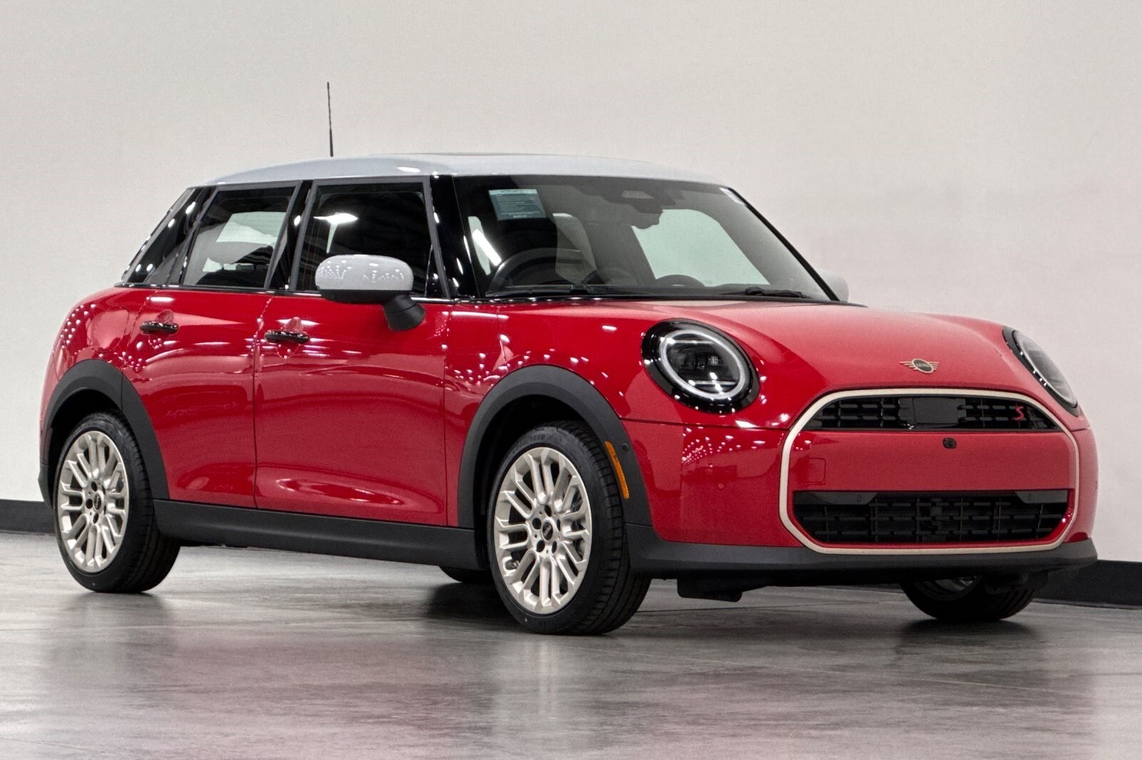 2025 Mini Cooper 4 Door Hardtop Iconic photo 2