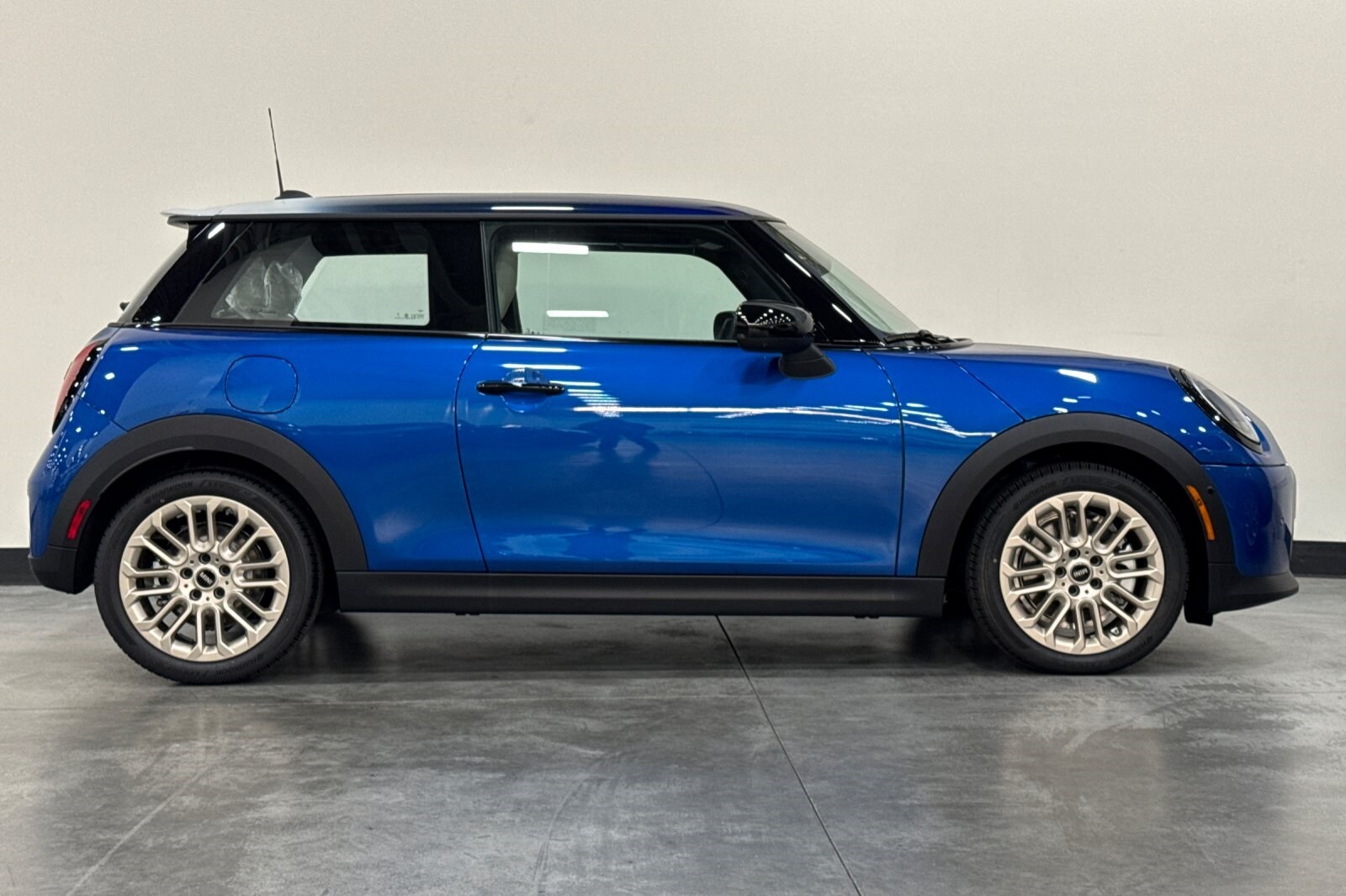 2025 Mini Cooper 2 Door Hardtop Iconic photo 4