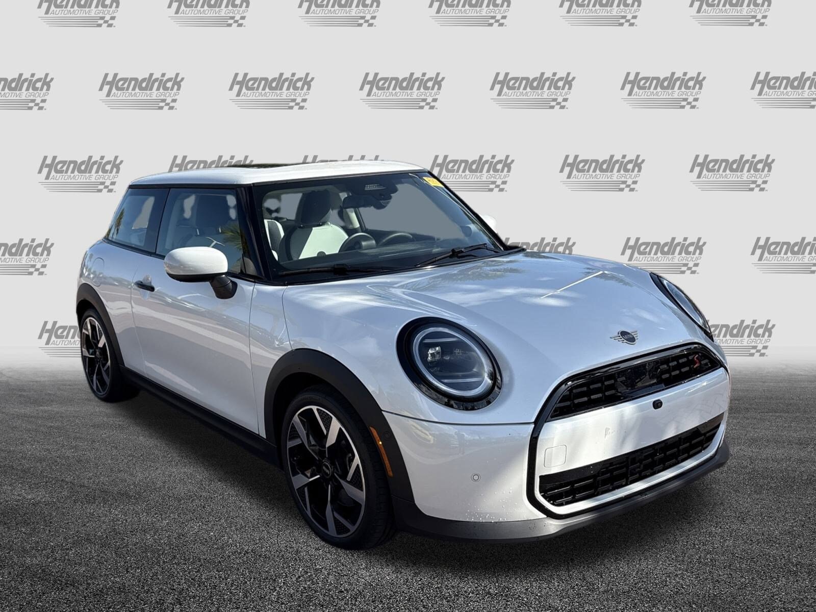 2025 Mini Cooper 2 Door Hardtop Signature photo 2