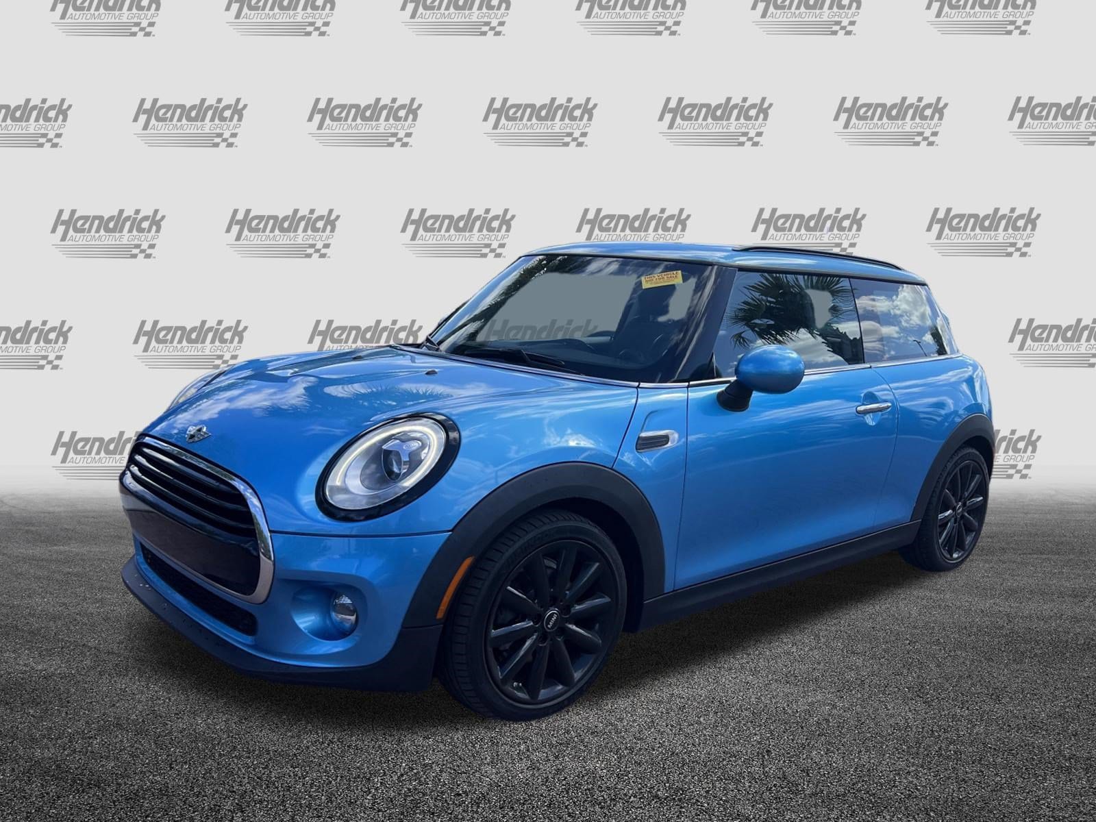 2017 MINI Hardtop 2 Door Cooper photo 4