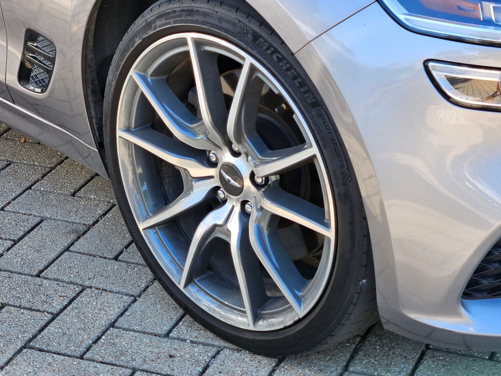 2022 Genesis G70 3.3T photo 4