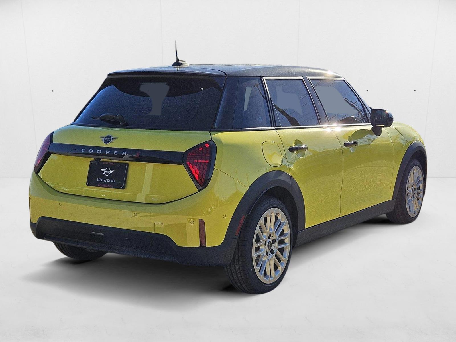 2025 Mini Cooper 4 Door Hardtop S Iconic photo 2