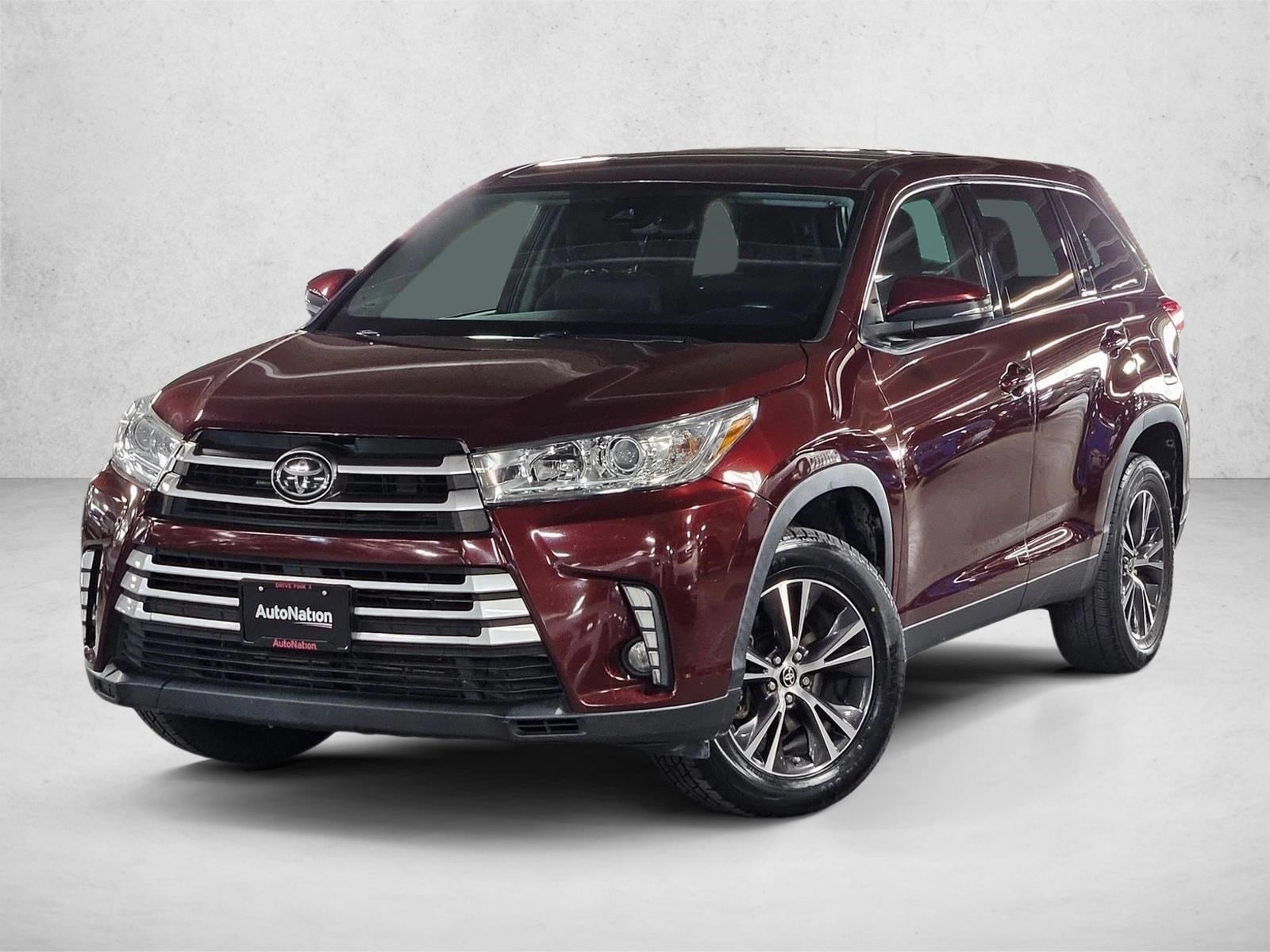 2019 Toyota Highlander LE's photo
